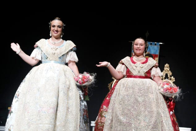 Las Fallas de Dénia desafían la lluvia y llenan de vida una jornada de Fiestas con un multitudinario concierto y correfocs 44 gala fallera de denia 4