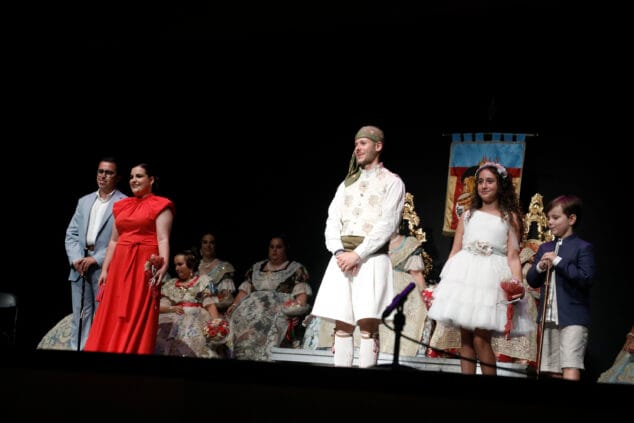 Las Fallas de Dénia desafían la lluvia y llenan de vida una jornada de Fiestas con un multitudinario concierto y correfocs 80 gala fallera de denia 40