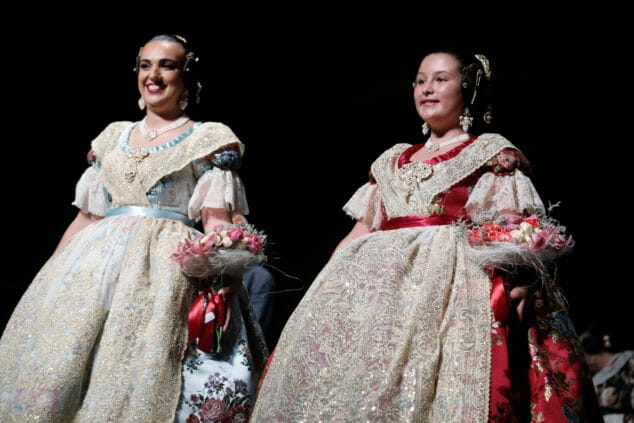 Las Fallas de Dénia desafían la lluvia y llenan de vida una jornada de Fiestas con un multitudinario concierto y correfocs 88 gala fallera de denia 48