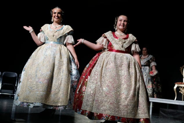 Las Fallas de Dénia desafían la lluvia y llenan de vida una jornada de Fiestas con un multitudinario concierto y correfocs 89 gala fallera de denia 49