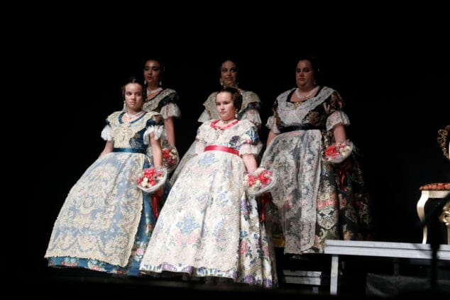 Las Fallas de Dénia desafían la lluvia y llenan de vida una jornada de Fiestas con un multitudinario concierto y correfocs 90 gala fallera de denia 50