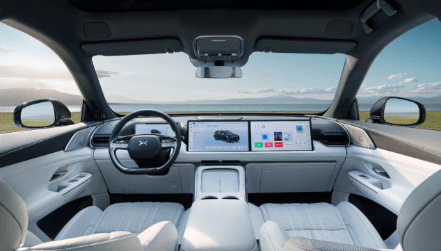 interior moderno del modelo xpeng g9 con doble pantalla