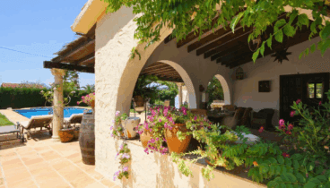 Jardín mediterráneo con espacio para relajarse