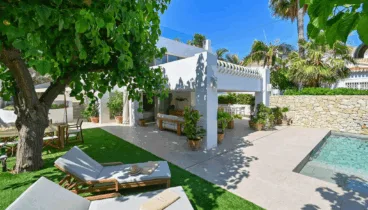 Jardín mediterráneo privado con flora autóctona