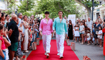 Jóvenes modelos conquistan Dénia con el desfile espontáneo de Kabah Boutique