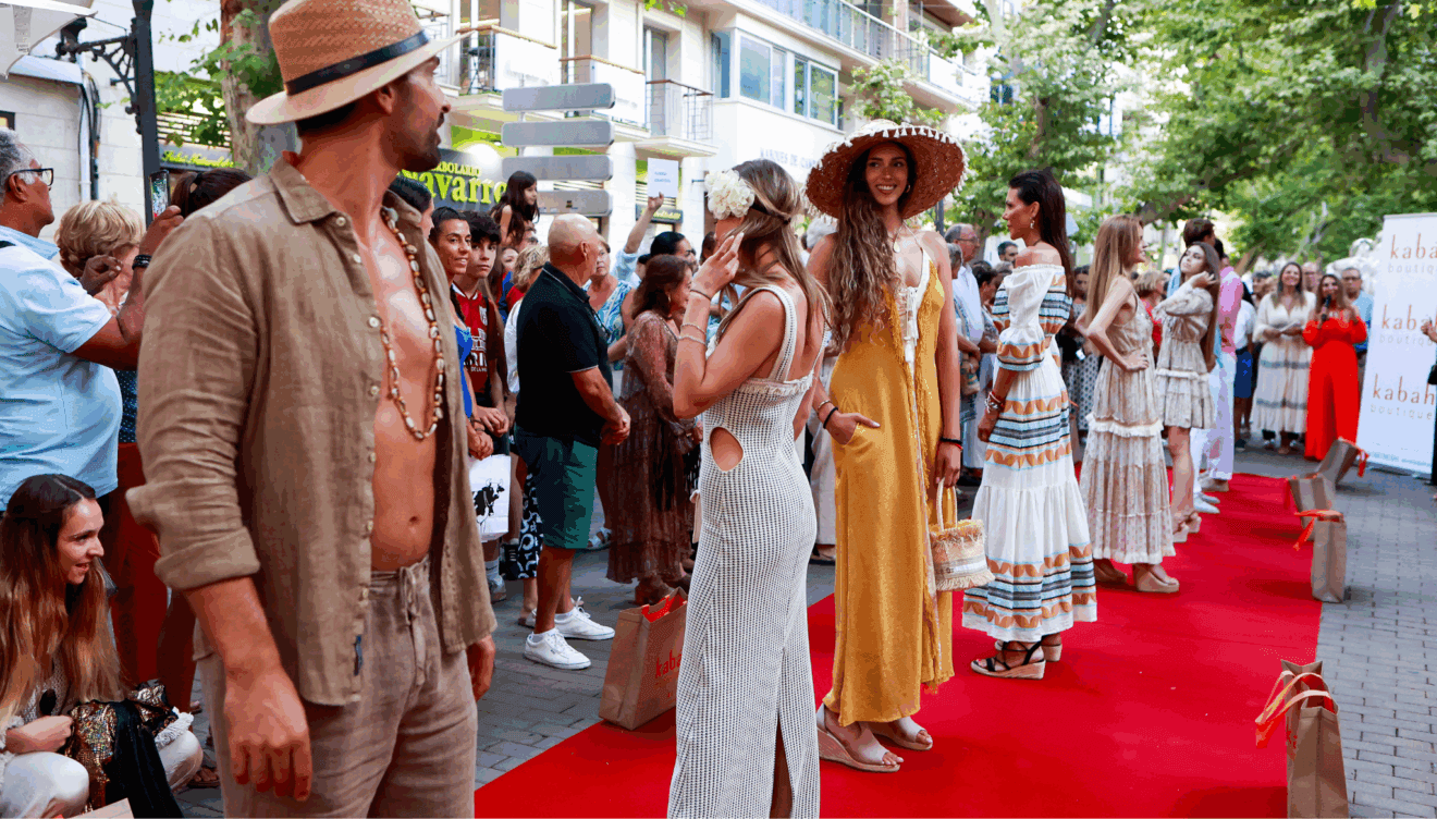 La creatividad y el diseño toman las calles de Dénia con el desfile sorpresa de Kabah