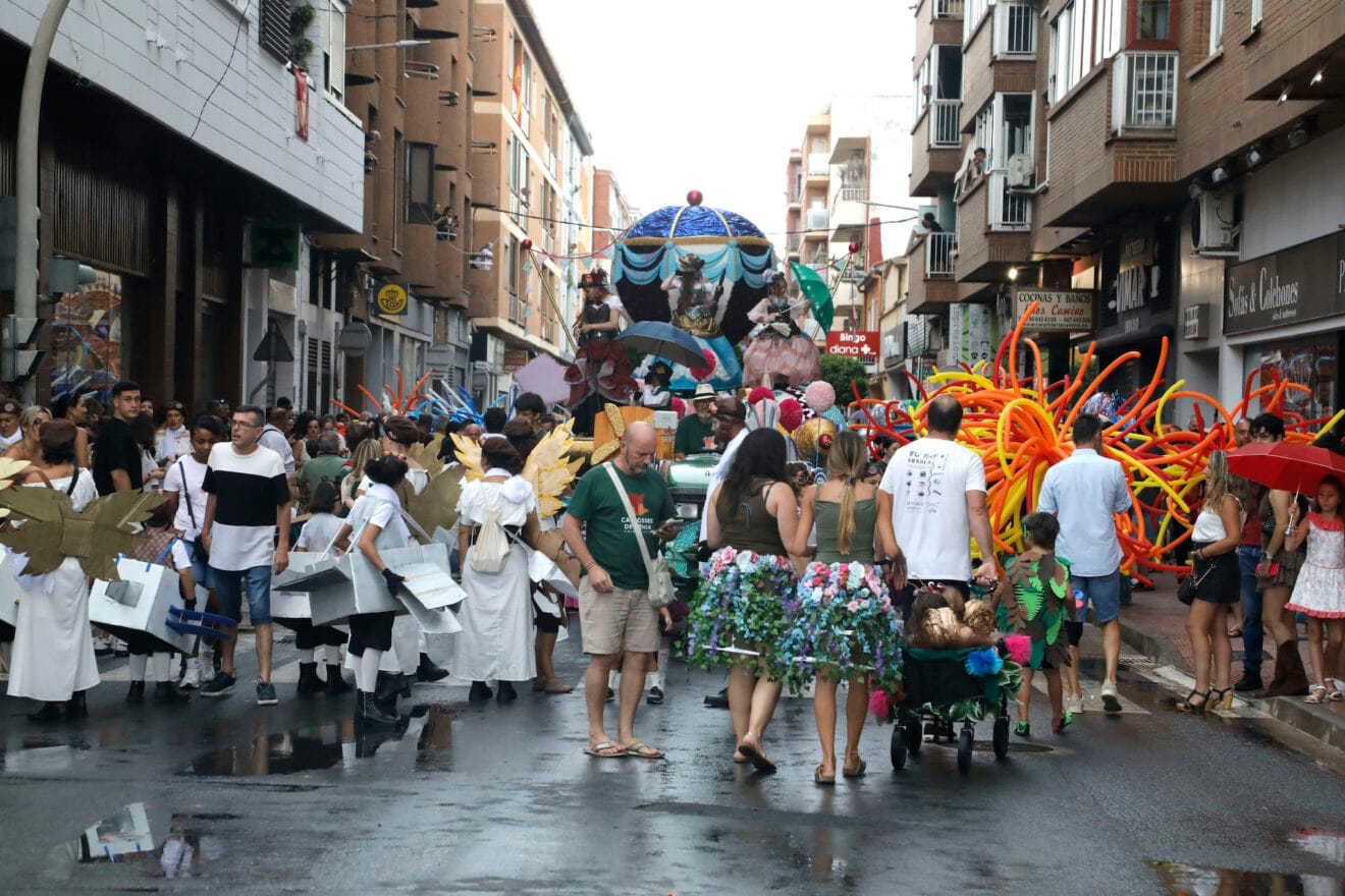 Las carrozas de Dénia 2025 bajo la lluvia 1