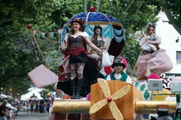 Carroza de la Falla Saladar, una de las pocas que pudo acabar la primera vuelta