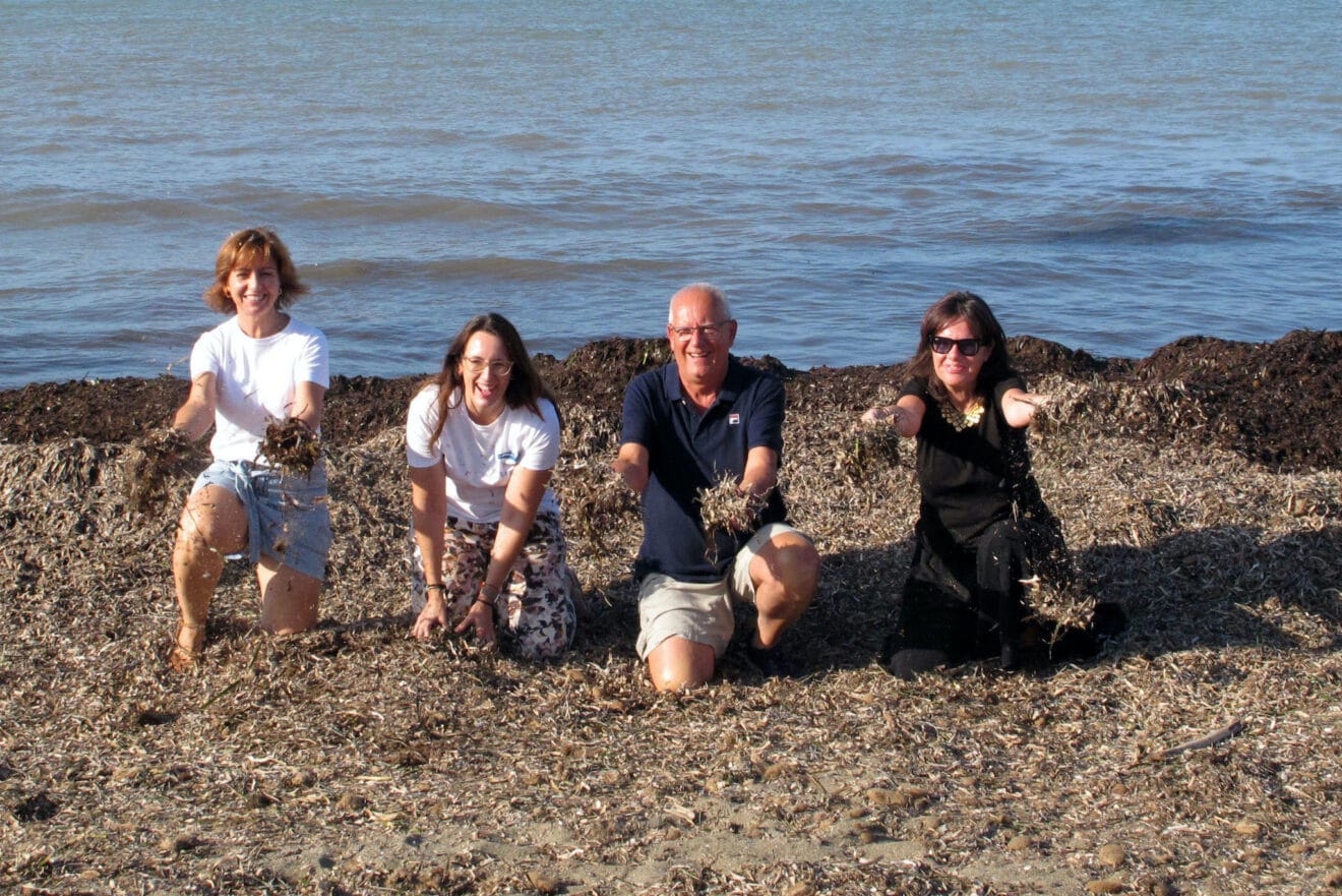 Maria Josep Ripoll, Sandra Gertrudix y Vicent Grimalt posando junto a la posidonia