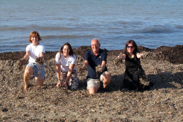 maria josep ripoll sandra gertrudix y vicent grimalt posando junto a la posidonia