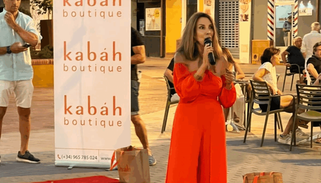 Moda en movimiento sorprende al público con un desfile inesperado en el centro de Dénia
