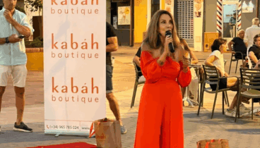Moda en movimiento sorprende al público con un desfile inesperado en el centro de Dénia