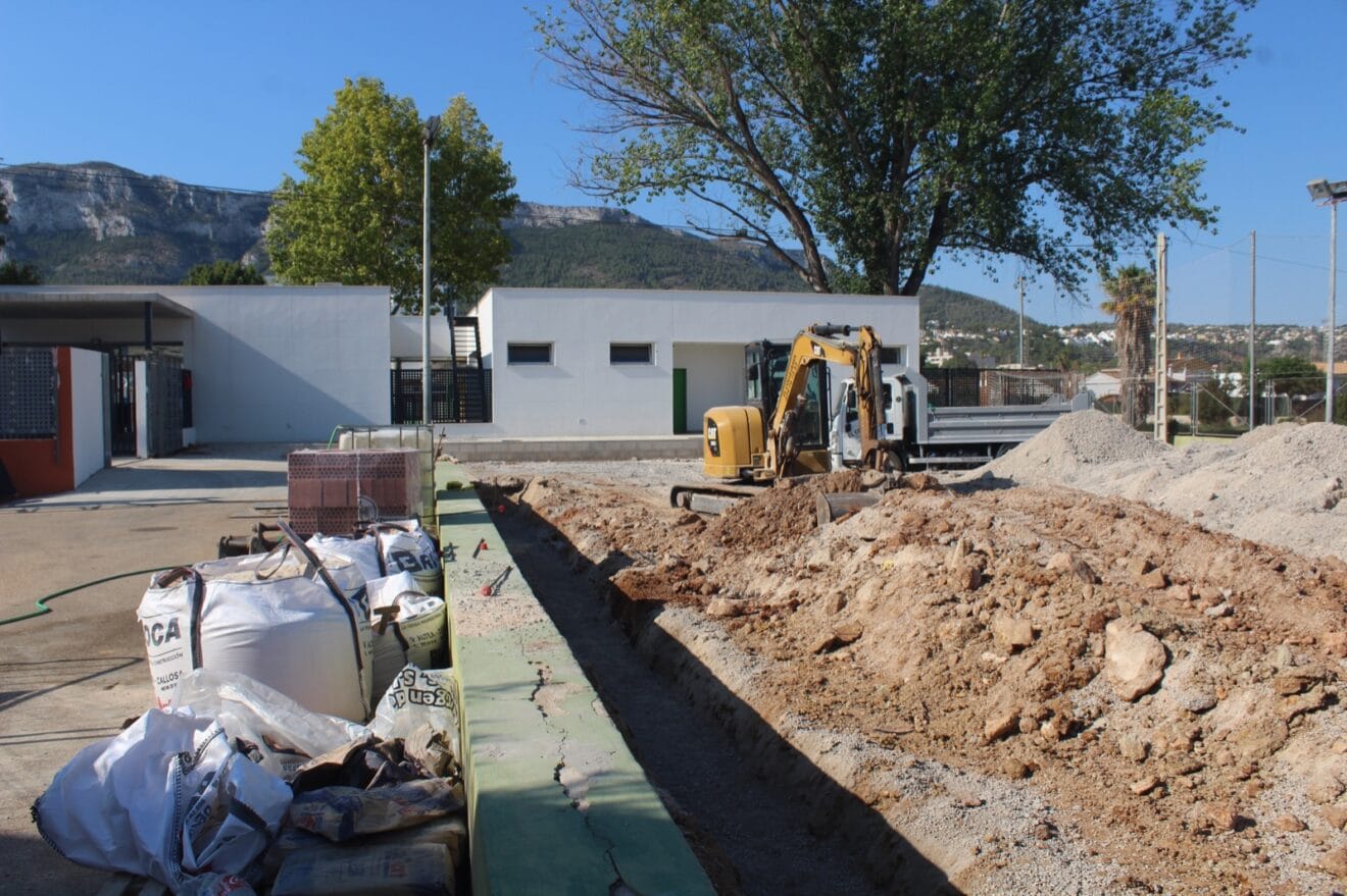 Obras de las nuevas pistas deportivas en el Colegio Vessanes de Dénia