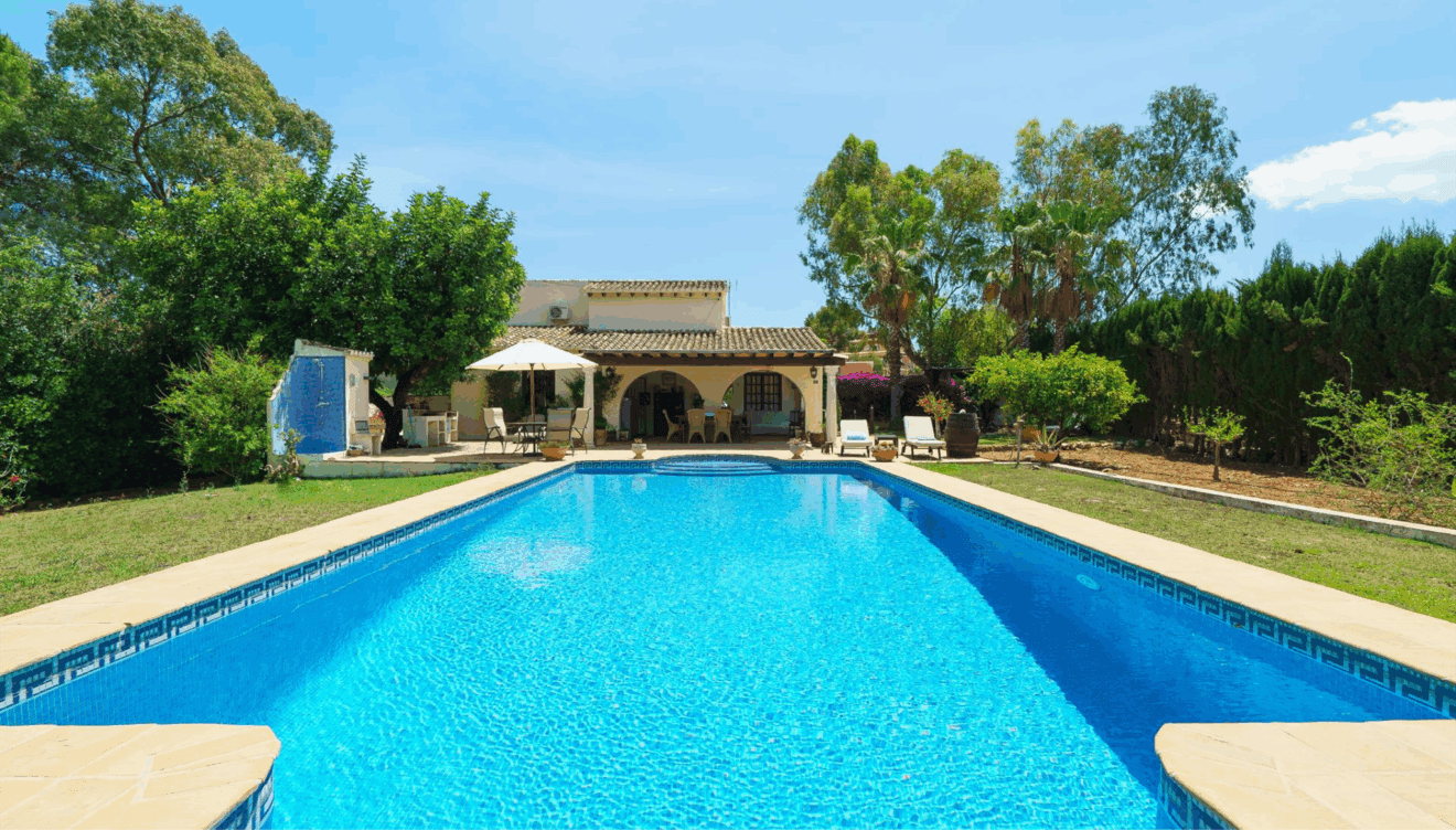 Piscina con tumbonas para disfrutar del sol