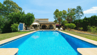 Piscina con tumbonas para disfrutar del sol