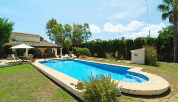 Piscina privada rodeada de jardín