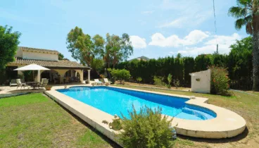 Piscina privada rodeada de jardín