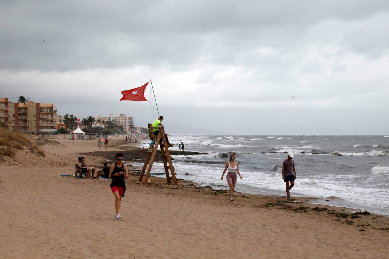 Playa de Dénia con bandera roja por el temporal