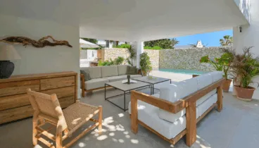 Porche cubierto con zona chill out junto a la piscina