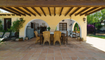 Porche exterior con mesa de comedor