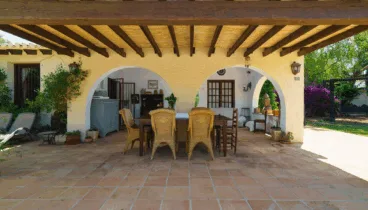 Porche exterior con mesa de comedor