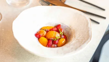 Postre elaborado con frutas locales y técnicas actuales en Aticcook