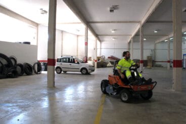 Trabajador de Jardines en la nueva nave de Dénia