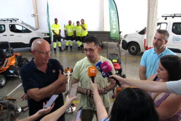 El concejal Pepe Doménech, junto a Vicent Grimalt, atendiendo a los medios