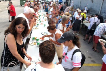 Reparto de sardinas en las Fiestas de Dénia 13