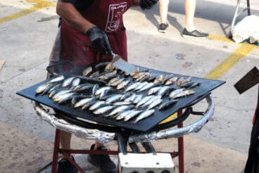Reparto de sardinas en las Fiestas de Dénia 14