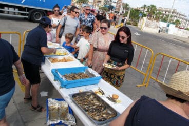 Reparto de sardinas en las Fiestas de Dénia 16