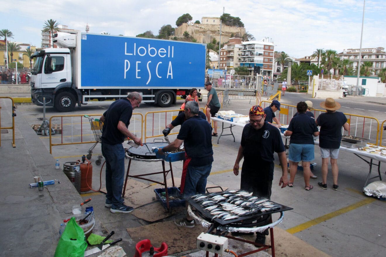 Reparto de sardinas en las Fiestas de Dénia 2