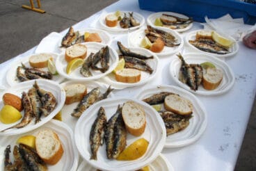 Reparto de sardinas en las Fiestas de Dénia 3
