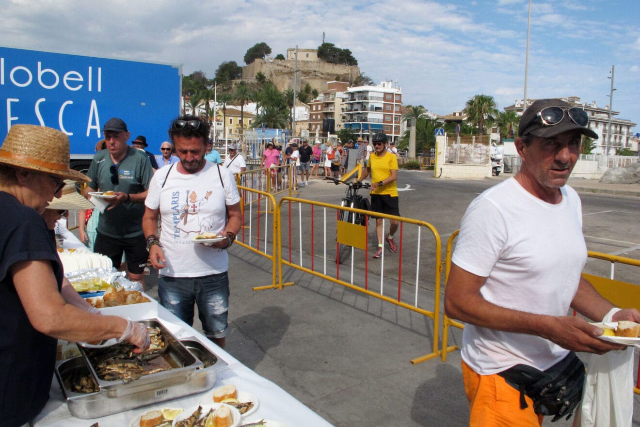 Reparto de sardinas en las Fiestas de Dénia 4