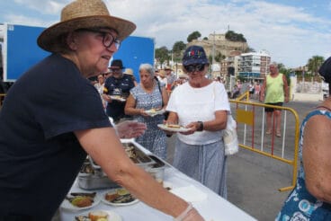 Reparto de sardinas en las Fiestas de Dénia 5