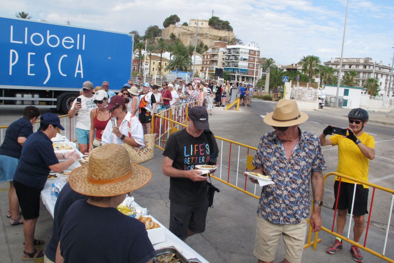 Reparto de sardinas en las Fiestas de Dénia 6