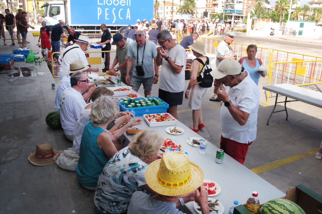 Reparto de sardinas en las Fiestas de Dénia 9