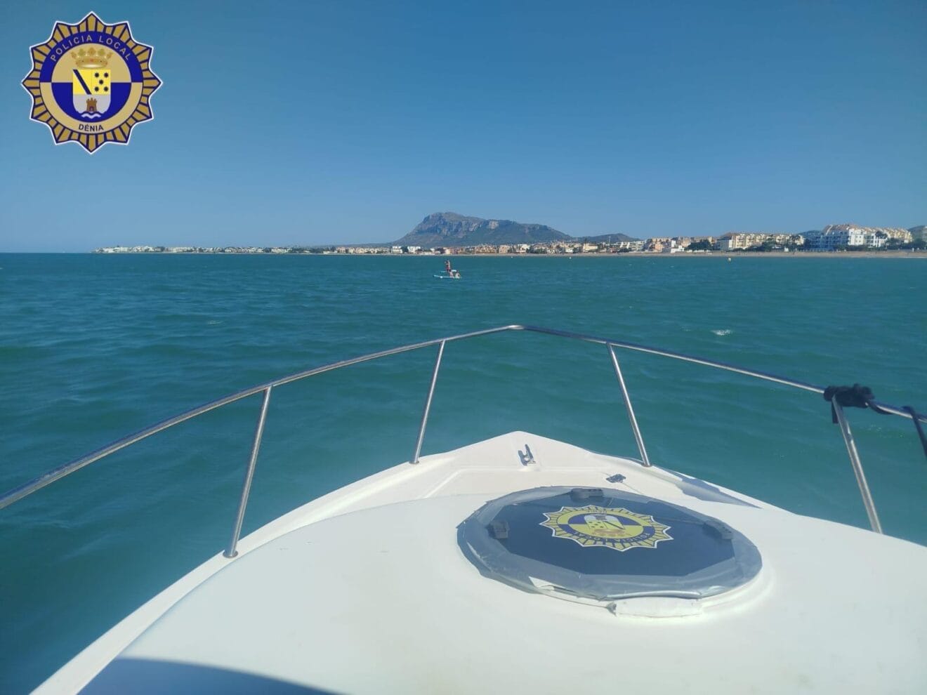 Rescatan a dos niños en alta mar