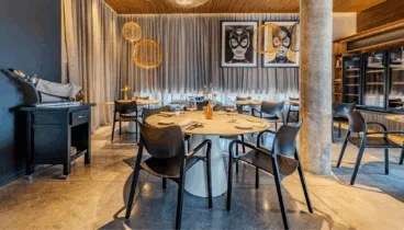 Sala interior de Aticcook con una cuidada disposición y luz natural