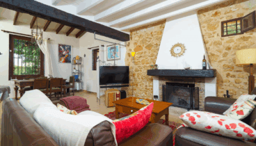 Salón amplio con zona de descanso