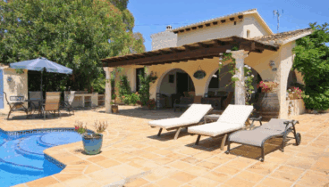 Segunda terraza con mobiliario de exterior