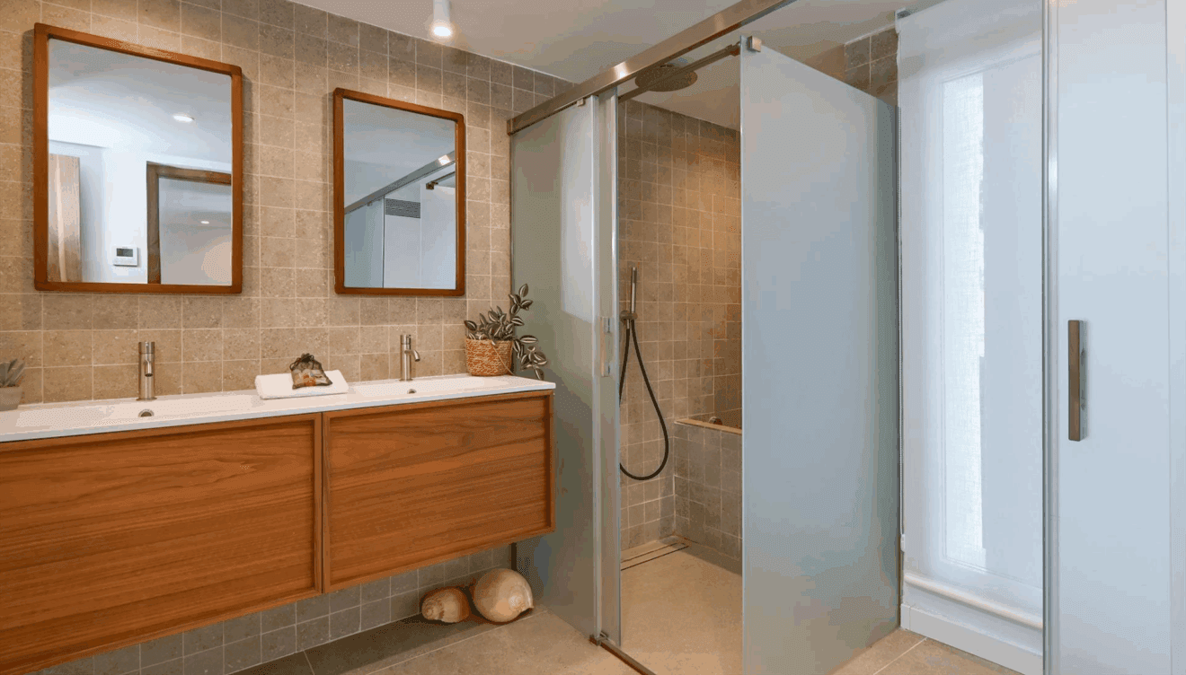 Segundo baño completo con ducha y estilo contemporáneo