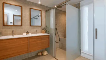 Segundo baño completo con ducha y estilo contemporáneo