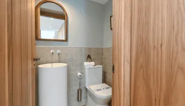 Tercer baño luminoso en villa familiar en Dénia