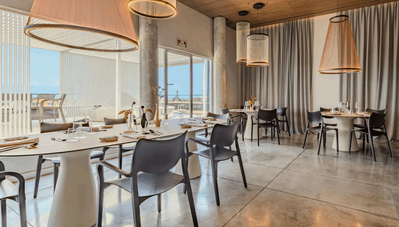 Terraza del restaurante Aticcook con diseño moderno y vistas despejadas