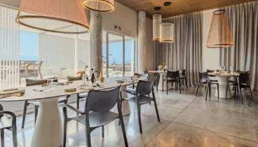 Terraza del restaurante Aticcook con diseño moderno y vistas despejadas