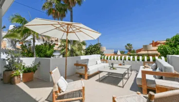 Terraza soleada ideal para relajarse en verano