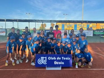 Jugadores de la final del Torneo Orysol Dénia con los jóvenes tenistas de club