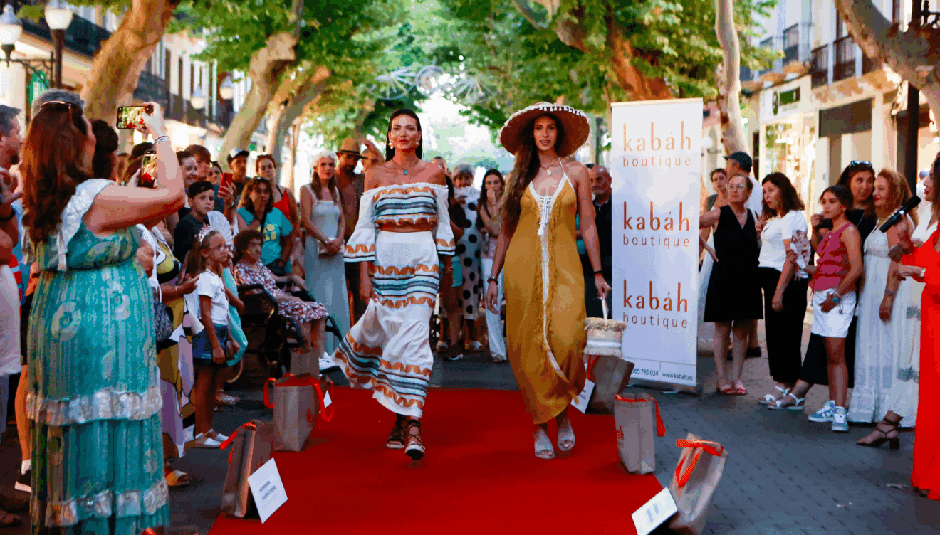 Una pasarela al aire libre sorprende a Dénia con moda y emoción sin previo aviso