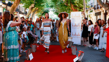 Una pasarela al aire libre sorprende a Dénia con moda y emoción sin previo aviso